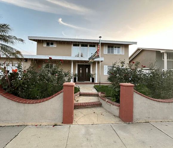 Suburban house exterior before virtual staging (Empty)